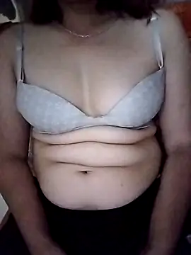 Ella-aa online show from April 12, 2026, 9:18 pm