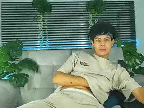 ThiiagoSaeenz online show from April 7, 2026, 5:20 am