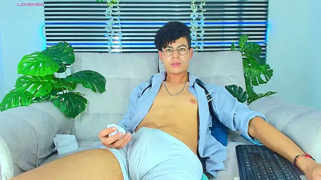 ThiiagoSaeenz online show from April 18, 2026, 7:07 pm