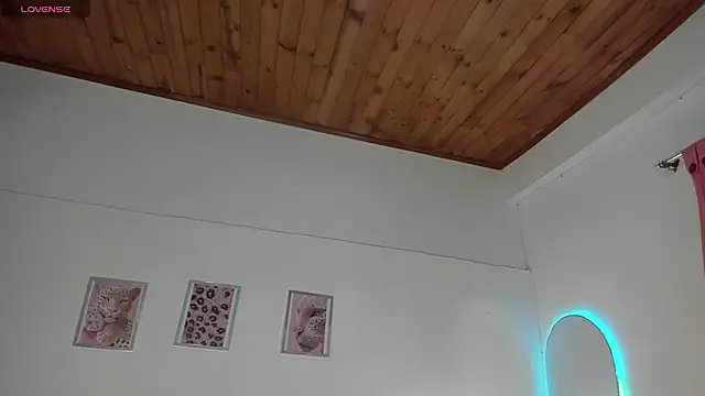 luna velveth online show from April 20, 2026, 11:35 am