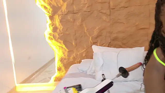 Nahomi Williams  online show from April 2, 2026, 12:45 pm