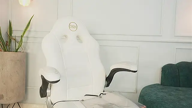 Lia Velez  online show from February 28, 2026, 3:33 pm