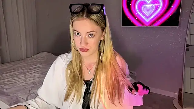 Between Eeys online show from February 11, 2026, 3:34 pm