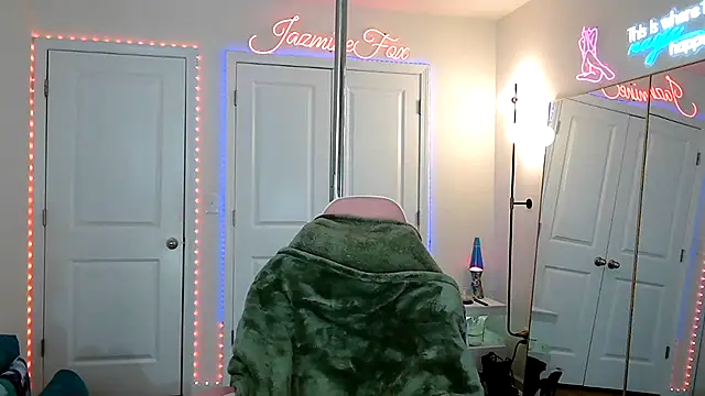 JazmineFoxx online show from June 3, 2026, 6:01 pm