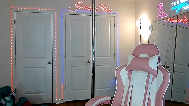 JazmineFoxx online show from May 13, 2026, 3:52 pm