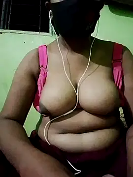 Snapshot of Romantic-Couple999 chatting on May 9, 2026, 6:33 pm Romantic-Couple999 online show from May 9, 2026, 6:33 pm