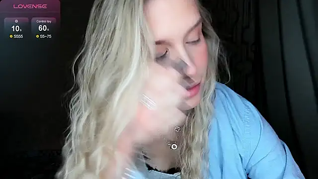 Elysia kiss online show from February 4, 2026, 5:02 am