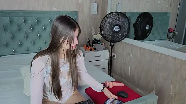 Miia Velvett online show from March 12, 2026, 2:54 pm