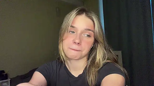 Snapshot of EarthaStinett chatting on June 3, 2026, 3:50 pm EarthaStinett online show from June 3, 2026, 3:50 pm