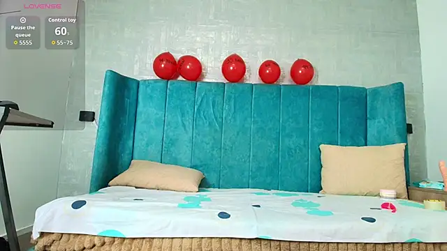 dulcenena moon online show from February 14, 2026, 7:25 pm