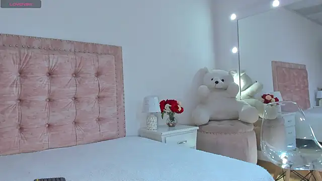 Jennifer Lee  online show from April 11, 2026, 8:01 pm