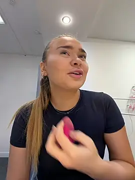 MonicaWestt online show from April 19, 2026, 6:36 am