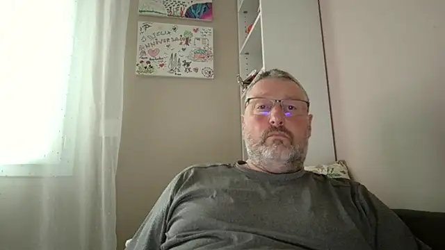 doudou310 online show from April 17, 2026, 5:21 am