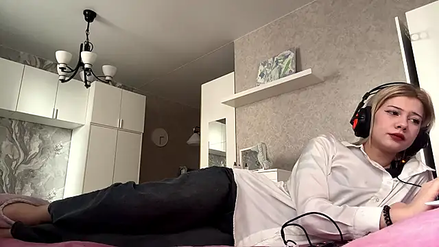 LadyFoxLove online show from March 5, 2026, 11:29 am