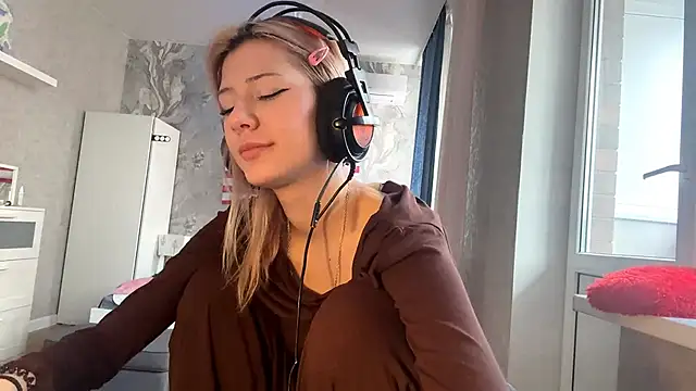 LadyFoxLove online show from February 16, 2026, 11:53 am