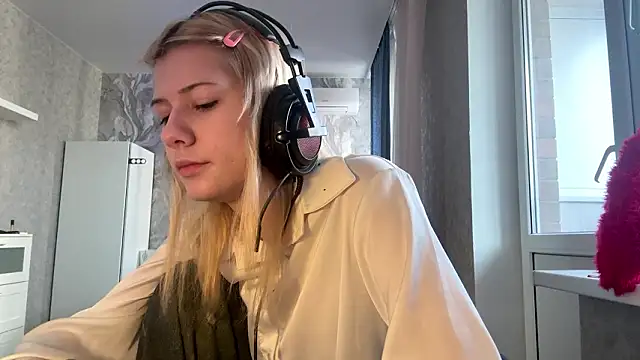 LadyFoxLove online show from February 11, 2026, 11:32 am