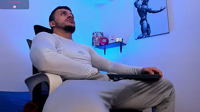 Snapshot of LiamReigns_ chatting on June 18, 2026, 2:32 am LiamReigns online show from June 18, 2026, 2:32 am