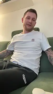 Snapshot of LubasOriginMen chatting on February 8, 2026, 3:32 pm LubasOriginMen online show from February 8, 2026, 3:32 pm