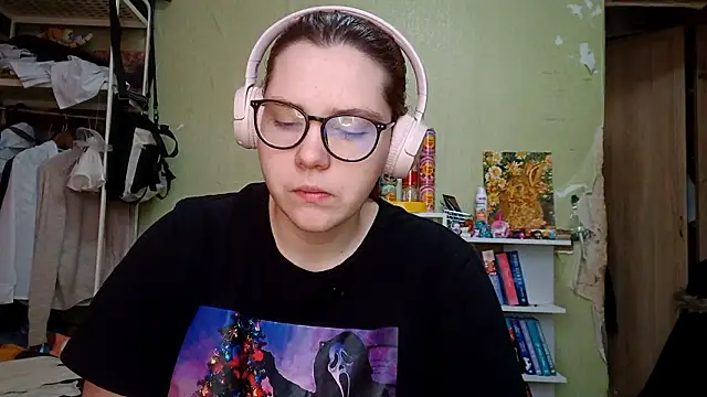 VannessaDillenbeck online show from March 3, 2026, 6:42 am