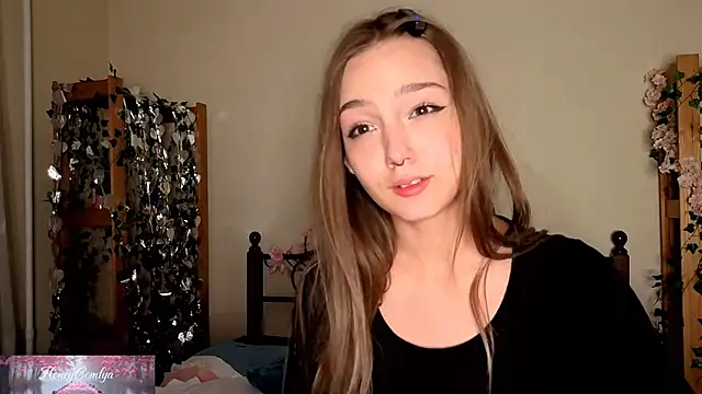 HoneyComfy online show from May 11, 2026, 4:04 pm