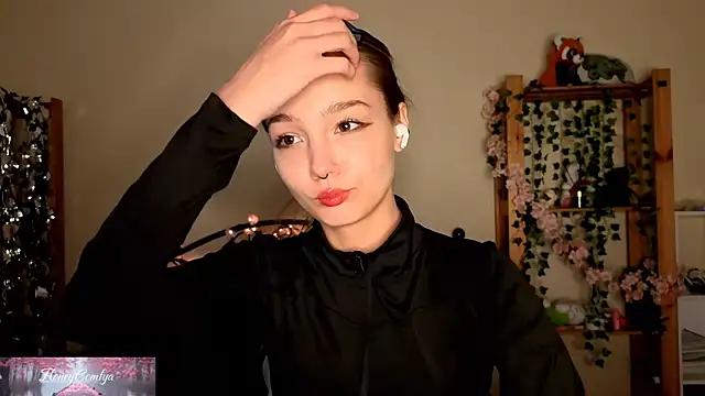 HoneyComfy online show from May 15, 2026, 1:09 pm