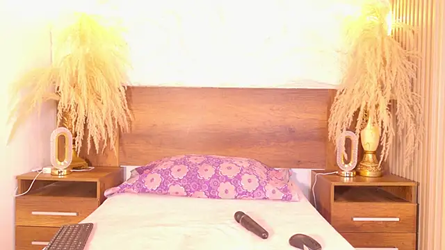 mollyjackson  online show from April 19, 2026, 1:01 pm