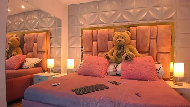 Paris Velvet online show from February 2, 2026, 10:20 pm