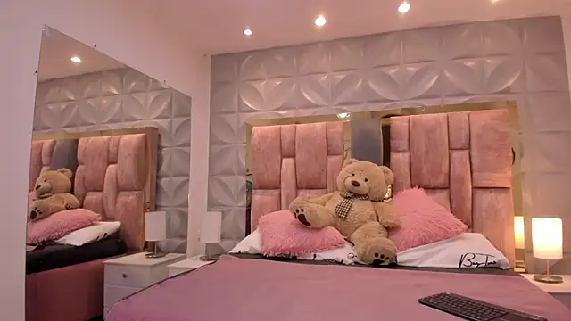 Paris Velvet online show from March 19, 2026, 10:32 pm