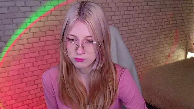 Snapshot of alicedews chatting on March 4, 2026, 1:41 pm alicedews online show from March 4, 2026, 1:41 pm