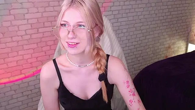 Snapshot of alicedews chatting on March 3, 2026, 2:13 pm alicedews online show from March 3, 2026, 2:13 pm