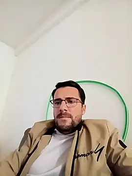 NatanCasad0 online show from February 5, 2026, 9:43 pm