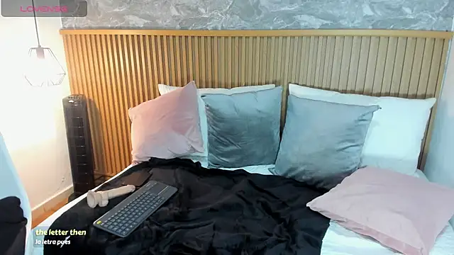 lunalat online show from February 5, 2026, 12:23 pm