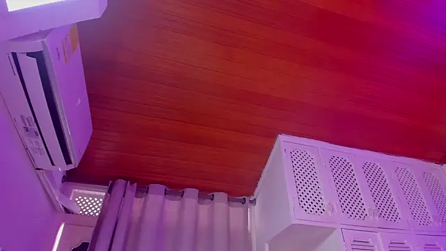  Kailythompson online show from April 18, 2026, 7:18 pm