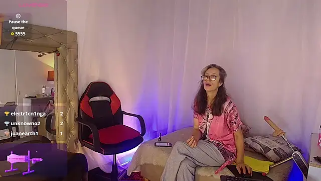 laurasofia45 online show from April 14, 2026, 9:47 am