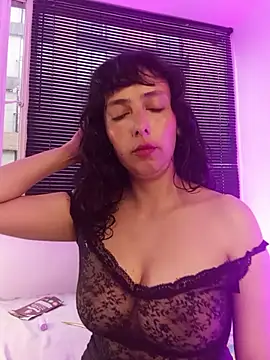 Snapshot of Eva_Err chatting on June 9, 2026, 10:33 pm Eva Err online show from June 9, 2026, 10:33 pm