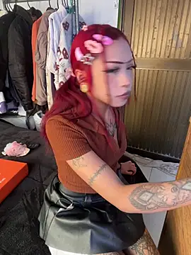 Snapshot of suky_pou chatting on February 4, 2026, 8:26 pm suky pou online show from February 4, 2026, 8:26 pm