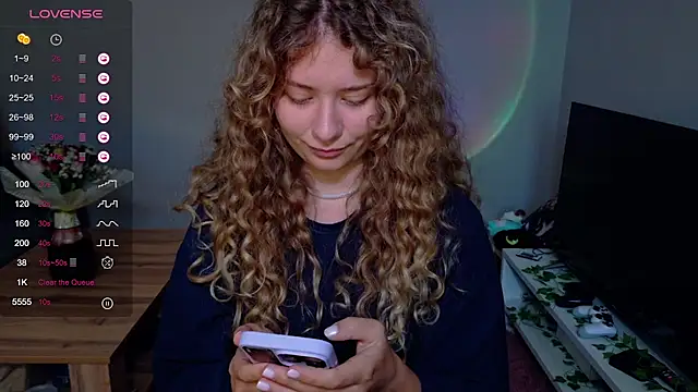 Snapshot of Milounee chatting on July 20, 2026, 8:32 am Milounee online show from July 20, 2026, 8:32 am