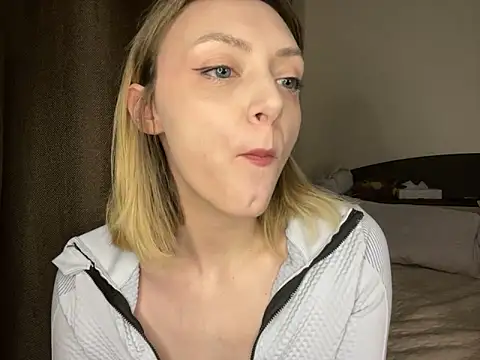 Leecey online show from April 12, 2026, 7:39 pm