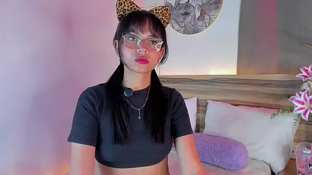 Snapshot of EvaLune chatting on April 10, 2026, 8:05 pm EvaLune online show from April 10, 2026, 8:05 pm