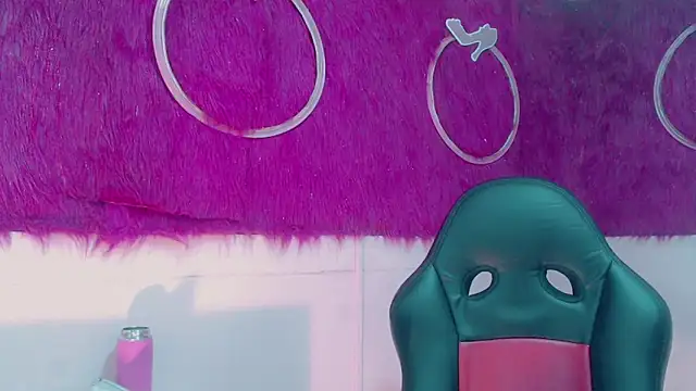 isabella vogue online show from February 16, 2026, 11:20 am