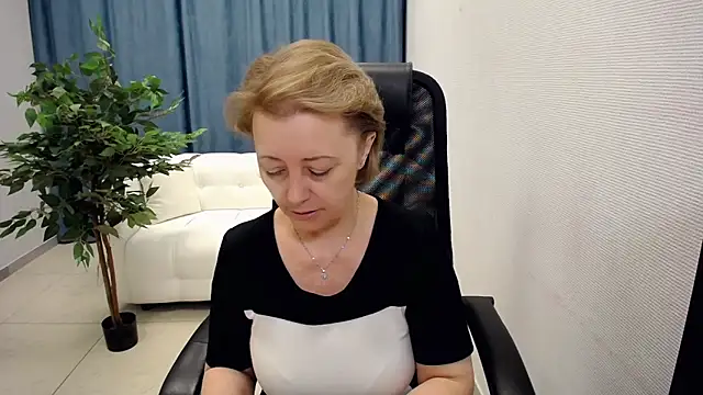 Snapshot of MONA_W chatting on April 30, 2026, 11:06 am MONA W online show from April 30, 2026, 11:06 am