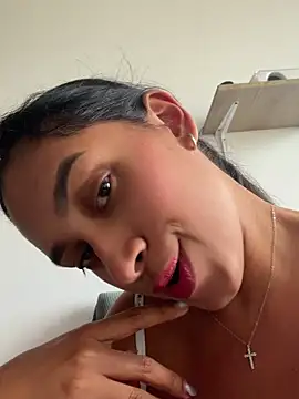 LunaHeat online show from April 18, 2026, 9:04 pm