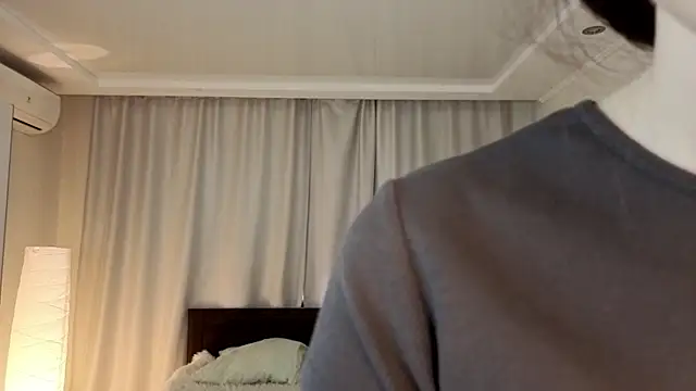 LeanneDinkle online show from April 18, 2026, 4:26 am