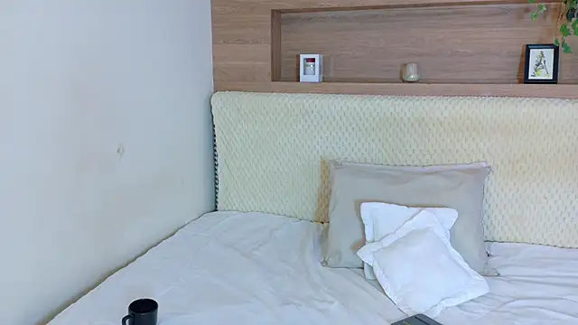 VioletBloomm online show from February 25, 2026, 12:05 pm