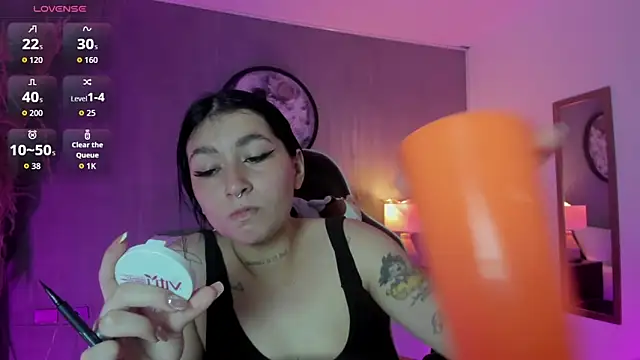 charlottee27  online show from May 27, 2026, 2:08 am