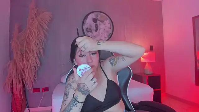 charlottee27  online show from May 23, 2026, 2:32 am