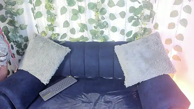 chloe petite2 online show from April 13, 2026, 12:09 pm