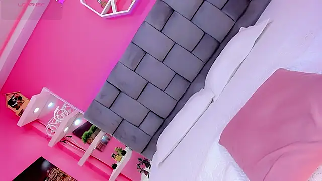 ManuelaJohnson online show from April 18, 2026, 12:40 pm