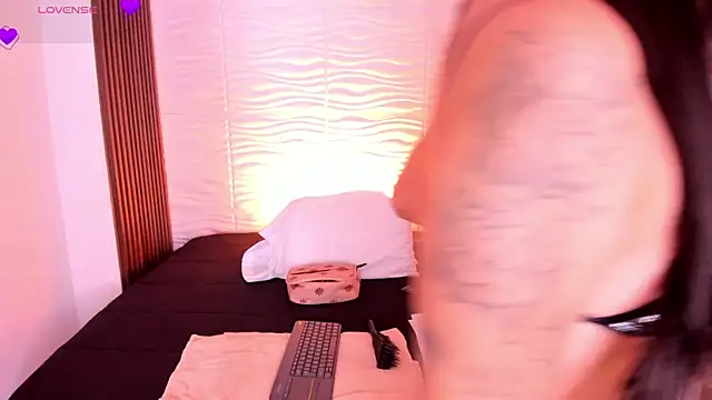 valeriekhaleesi online show from April 19, 2026, 9:28 pm