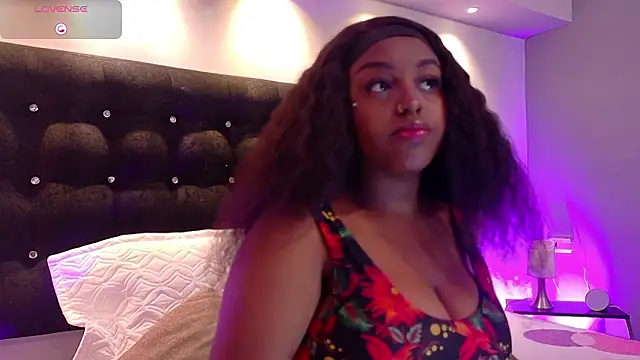 Snapshot of Aitana_Oliveira chatting on February 17, 2026, 7:44 pm Aitana Oliveira online show from February 17, 2026, 7:44 pm